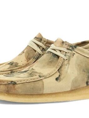 Clarks Women Camouflage Suede Size 8 1/2 pre-owned.